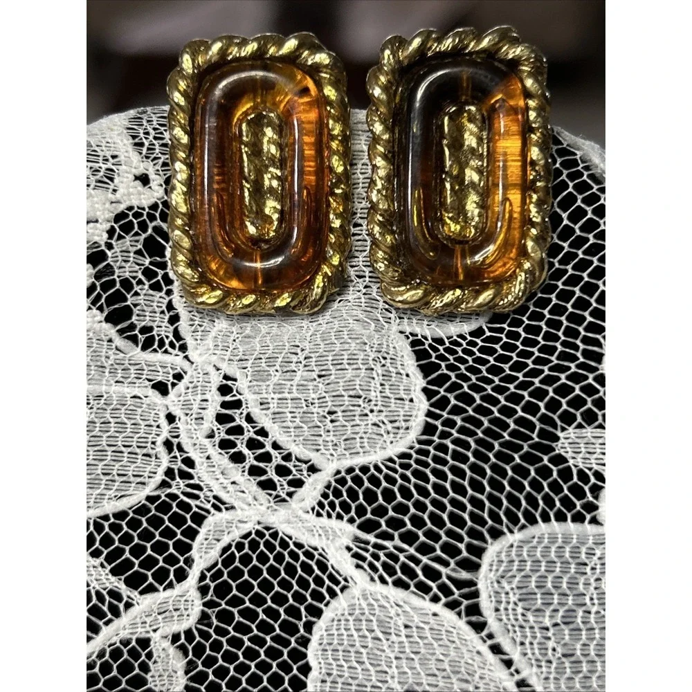 Vtg Dauplaise Gold Tone Faux Amber Lucite Screw Back Earrings 1